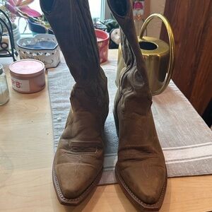Vintage women’s cowboy boots size 6 from Nashville.